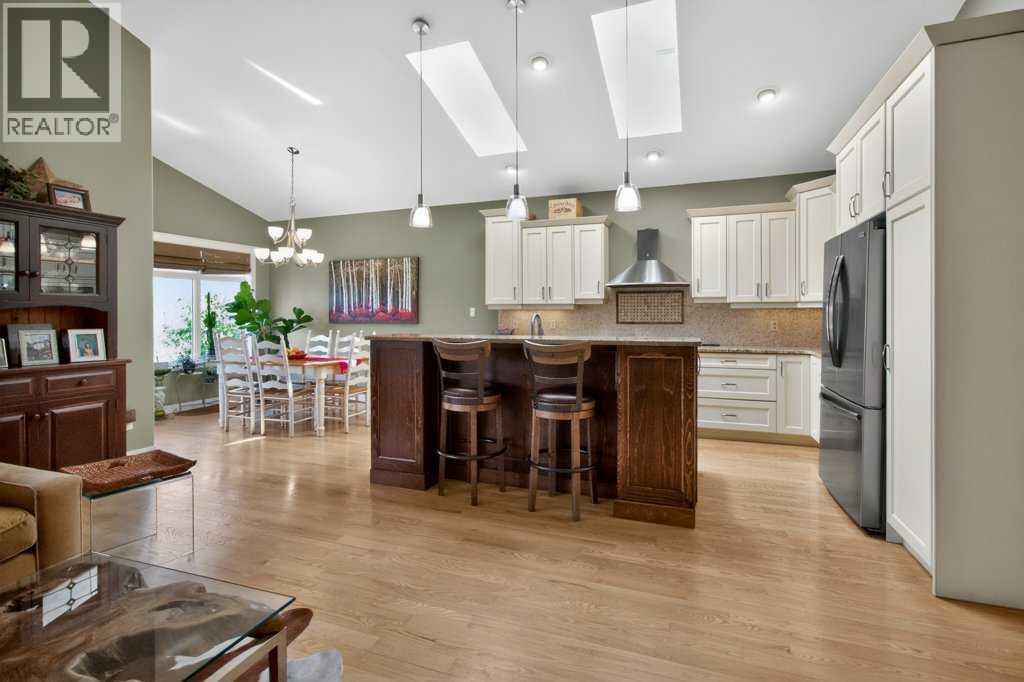 509 Sunridge Crescent W Property Photo 14