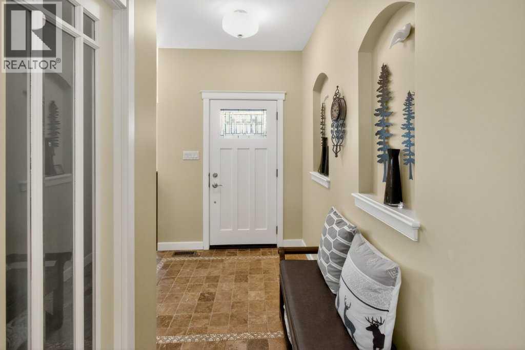 509 Sunridge Crescent W Property Photo 16
