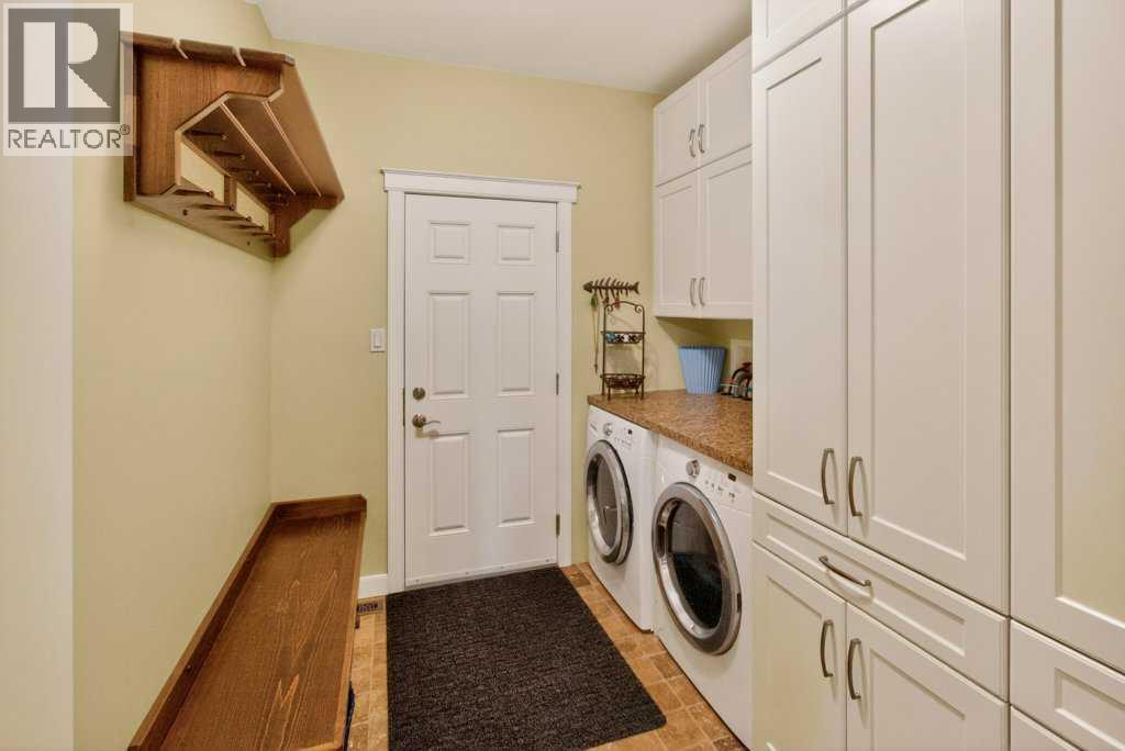 509 Sunridge Crescent W Property Photo 27