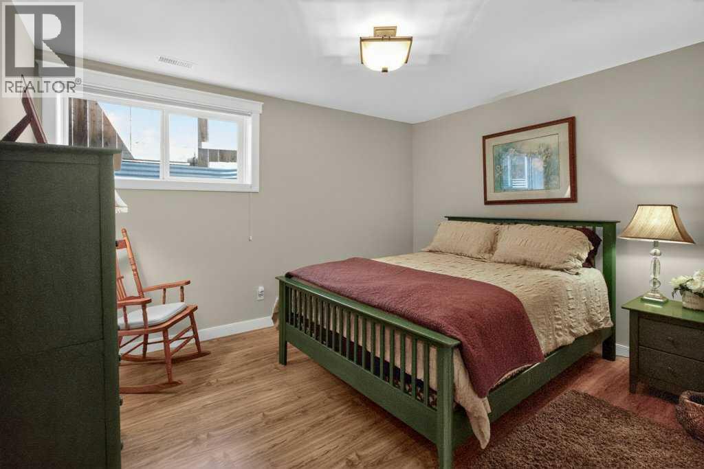 509 Sunridge Crescent W Property Photo 37