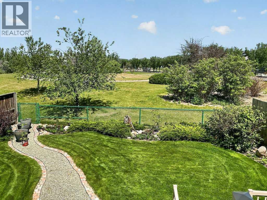 509 Sunridge Crescent W Property Photo 44