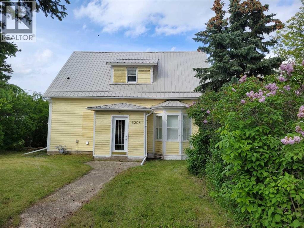 5205 52 Avenue Property Photo 2
