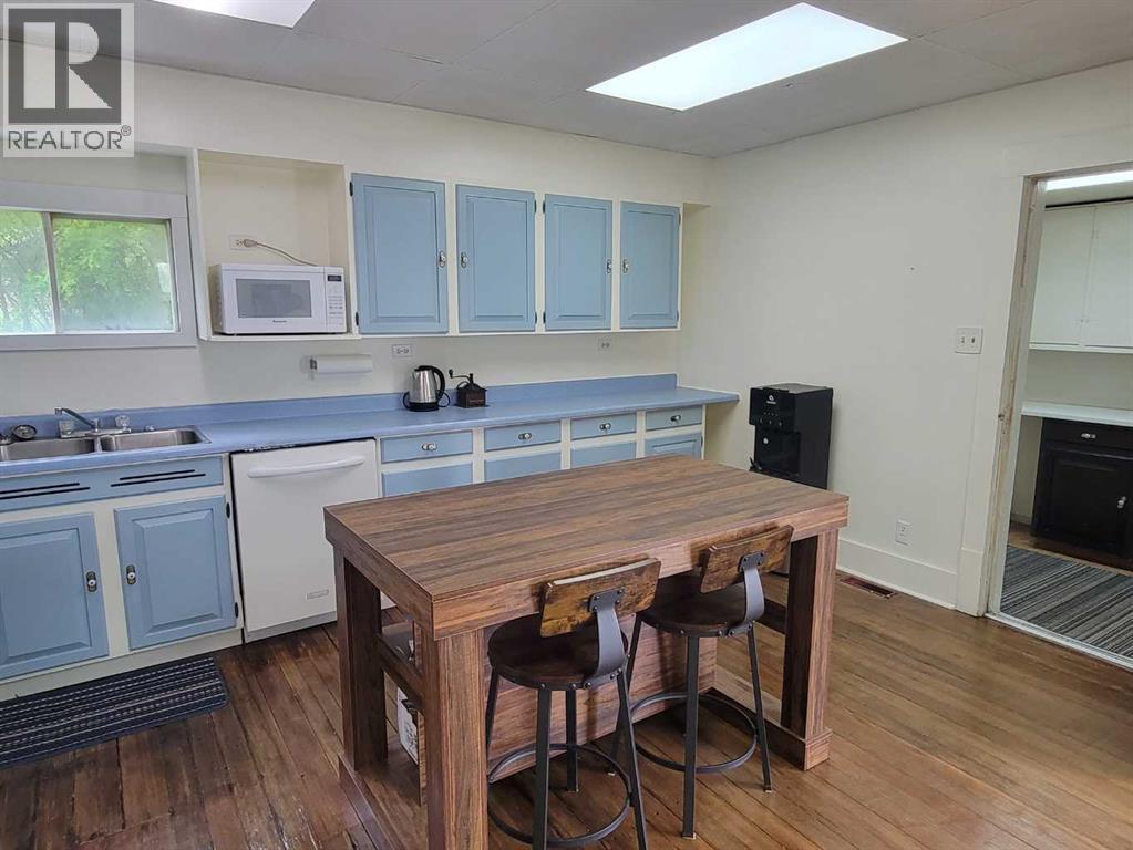5205 52 Avenue Property Photo 8