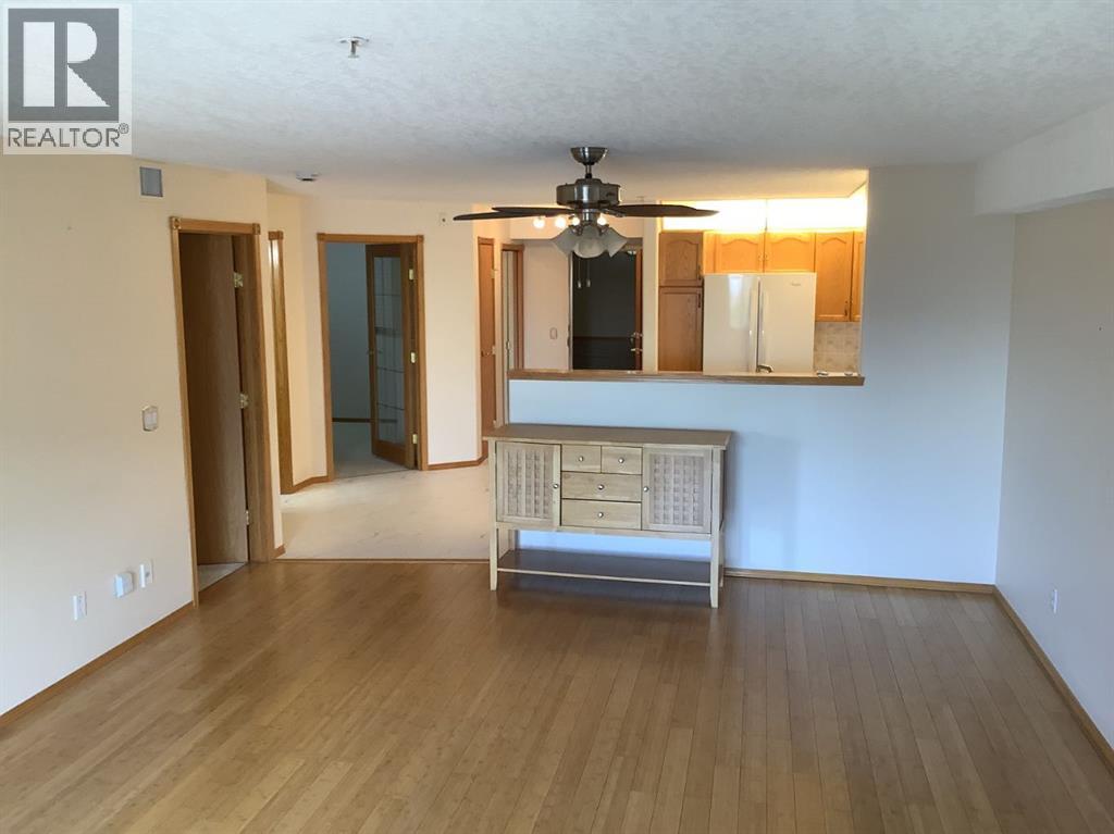 4805 45 Street Property Photo 4