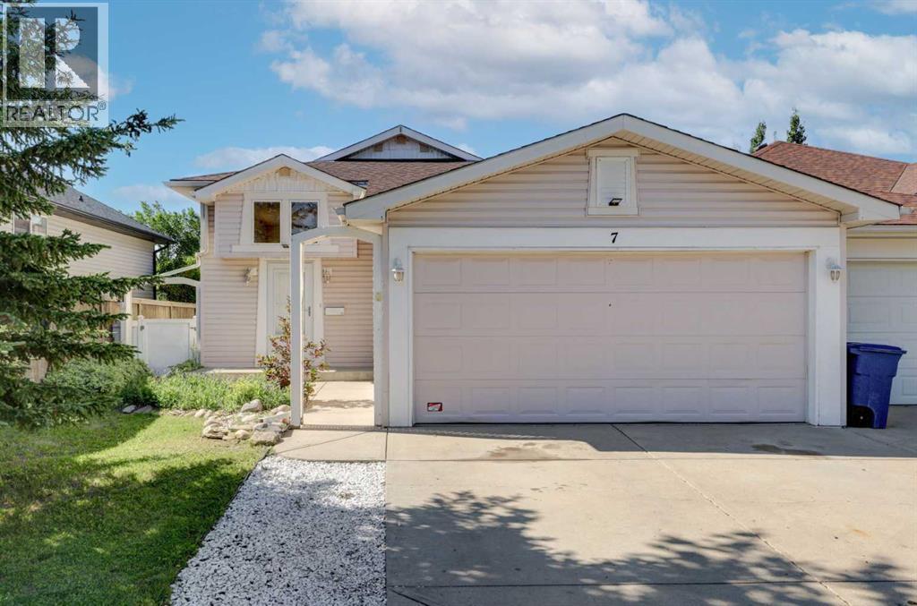 7 Canoe Close Property Photo 1