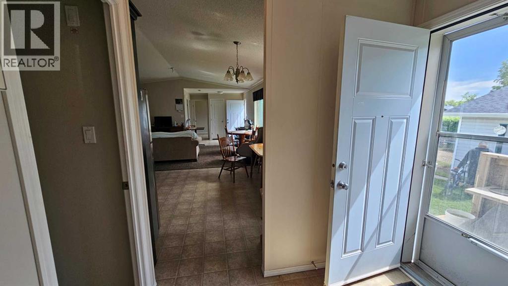5016 49 Street Property Photo 5