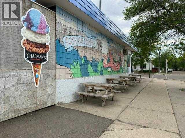 202 2 Street W Property Photo 2