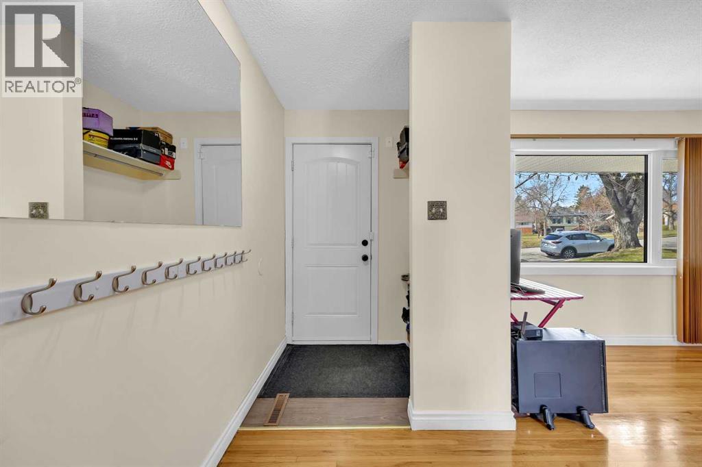 5008 2 Street Nw Property Photo 2