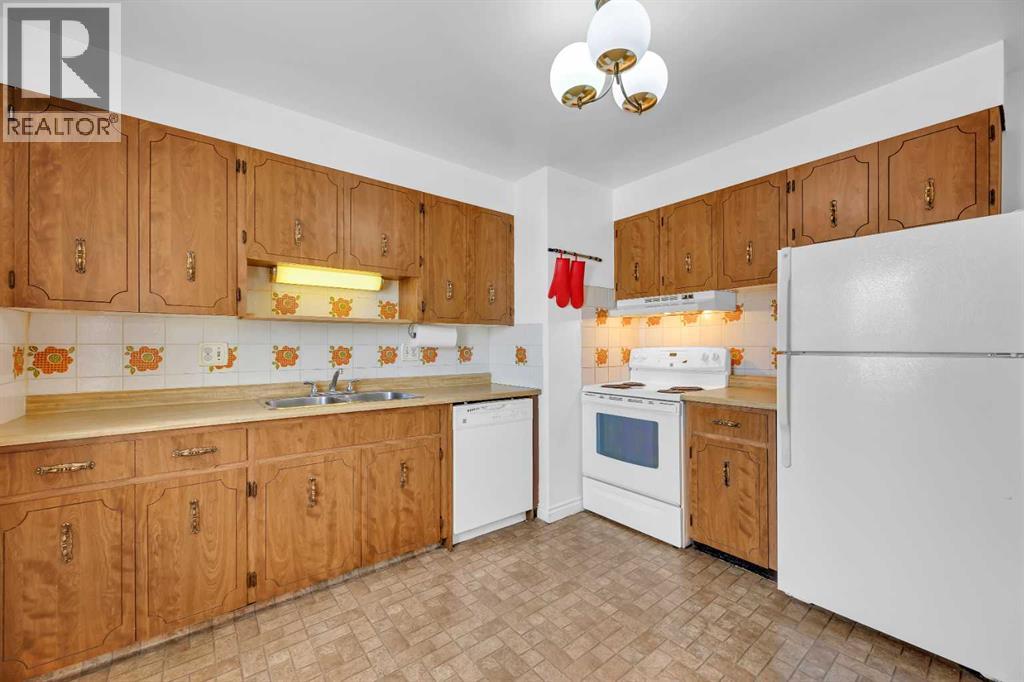 5008 2 Street Nw Property Photo 11