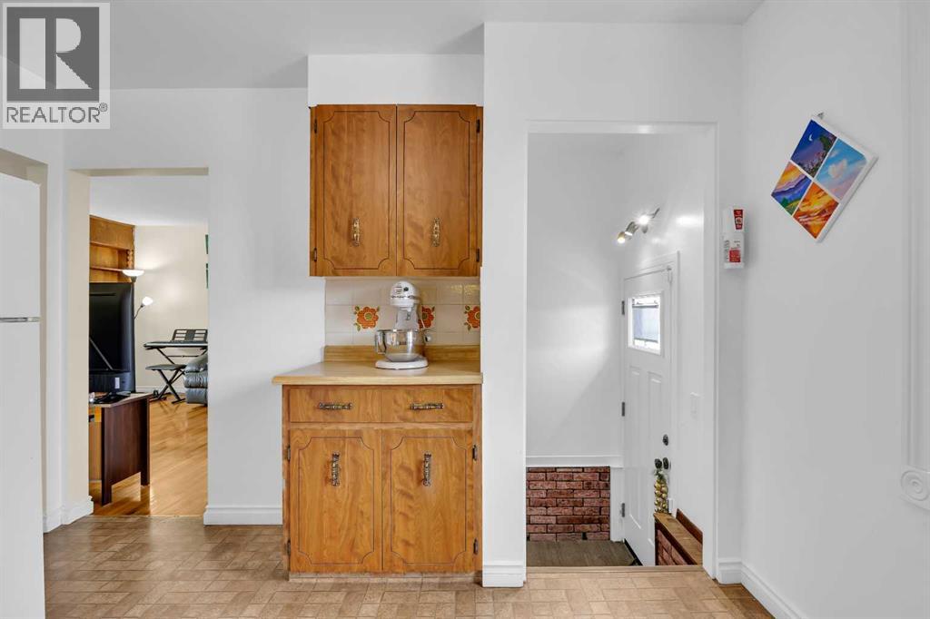 5008 2 Street Nw Property Photo 13