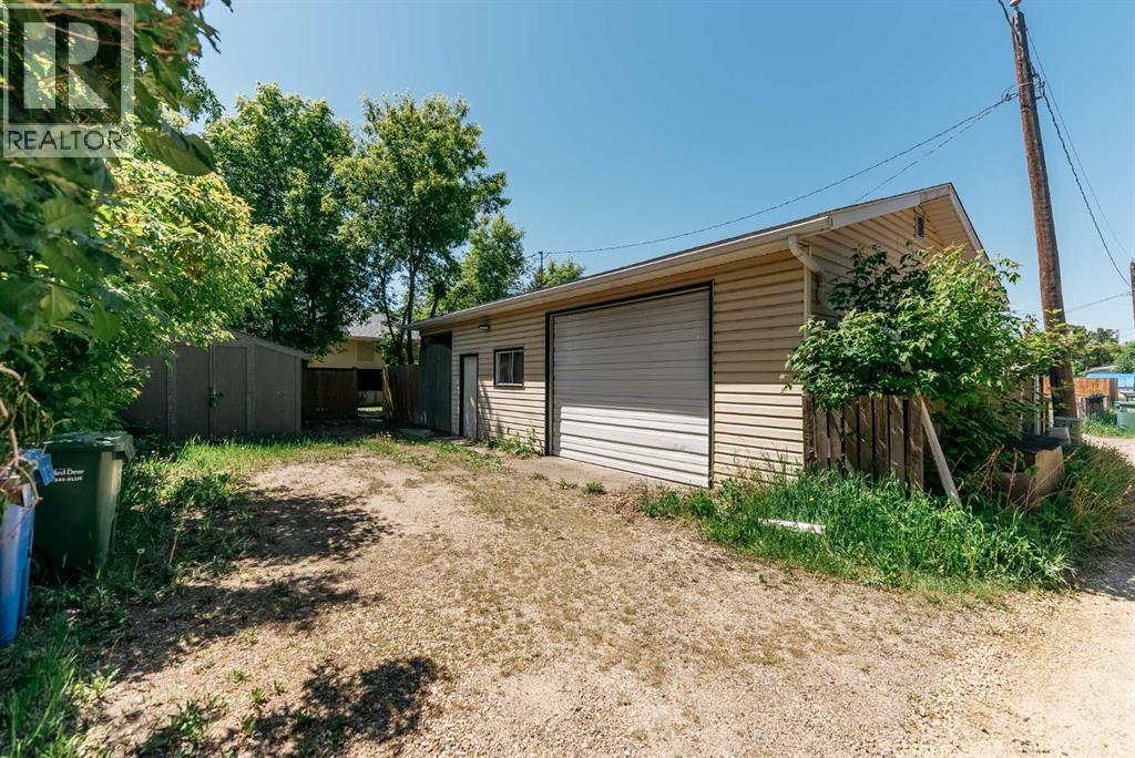 5418 37 Street Property Photo 38