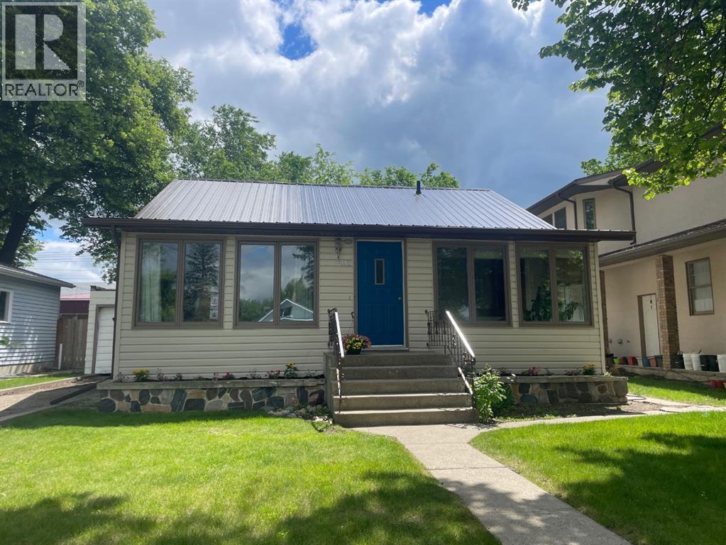 312 3 Street W Property Photo 1