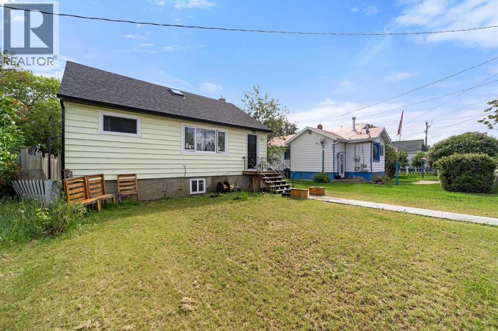 5219 50 Avenue Property Photo 2