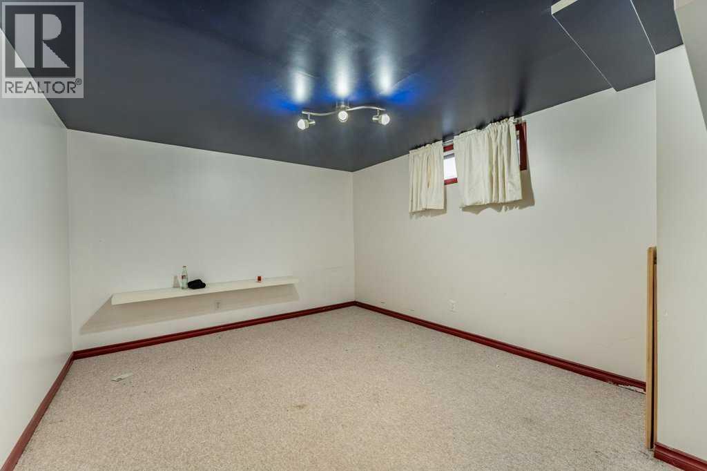 250 Mt Lorette Close Se Property Photo 27