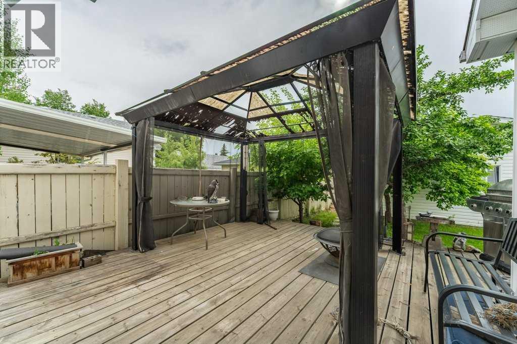250 Mt Lorette Close Se Property Photo 28