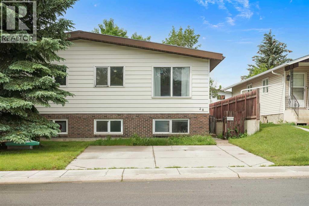 28 Cayuga Crescent W Property Photo 1
