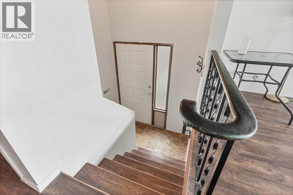 28 Cayuga Crescent W Property Photo 2