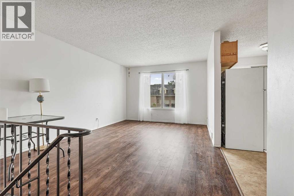 28 Cayuga Crescent W Property Photo 3