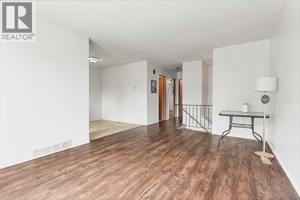 28 Cayuga Crescent W Property Photo 4