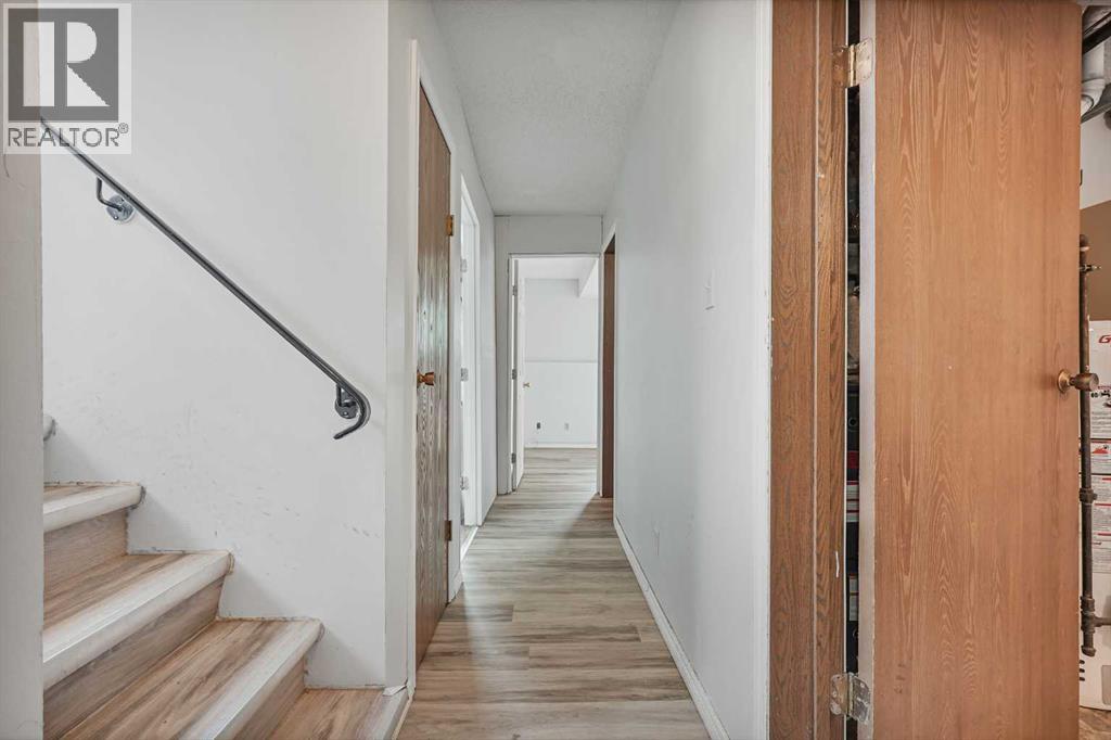 28 Cayuga Crescent W Property Photo 14