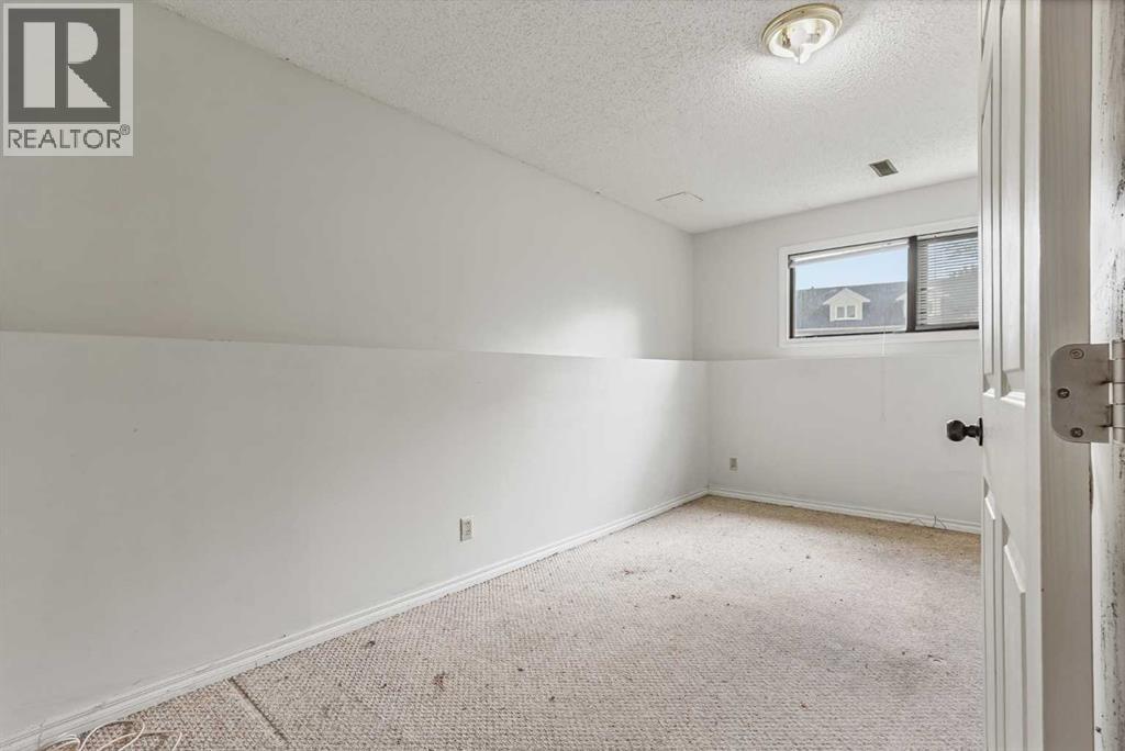 28 Cayuga Crescent W Property Photo 17