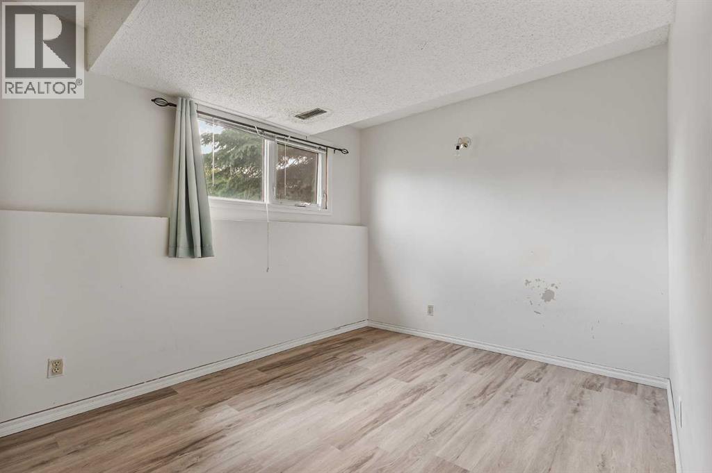 28 Cayuga Crescent W Property Photo 20