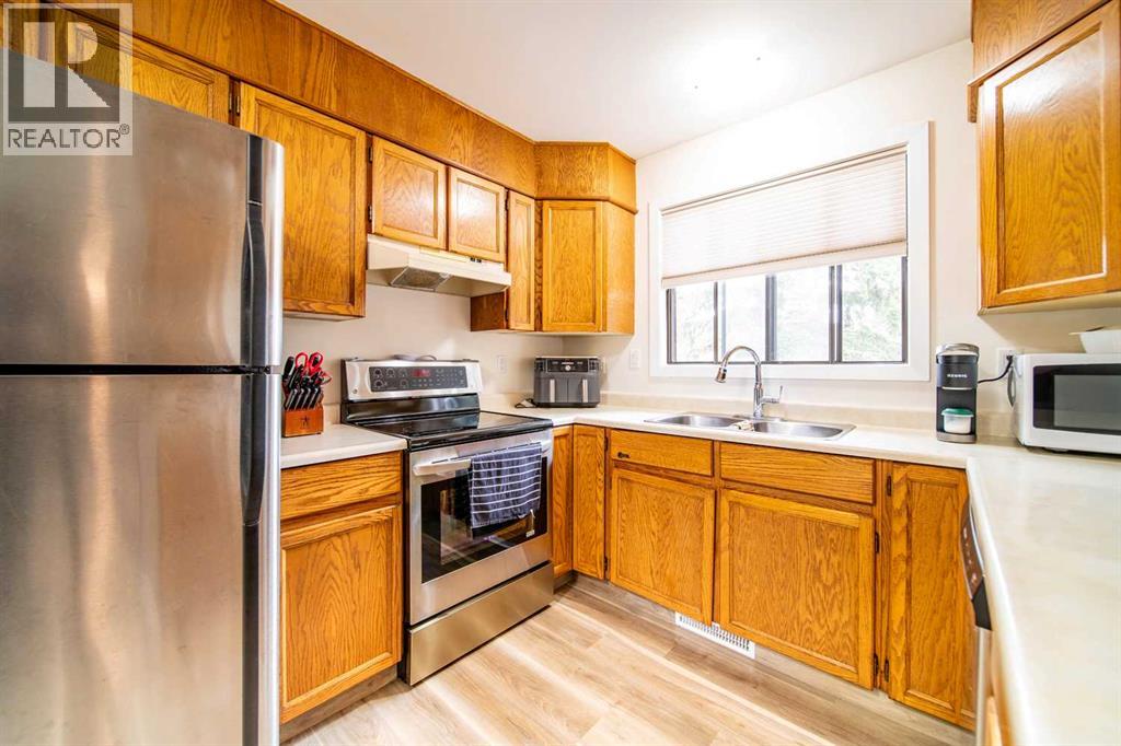4911 51 Street Property Photo 4