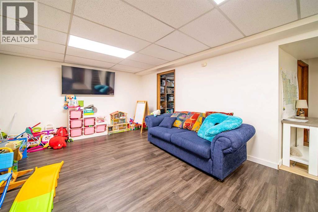 4911 51 Street Property Photo 17