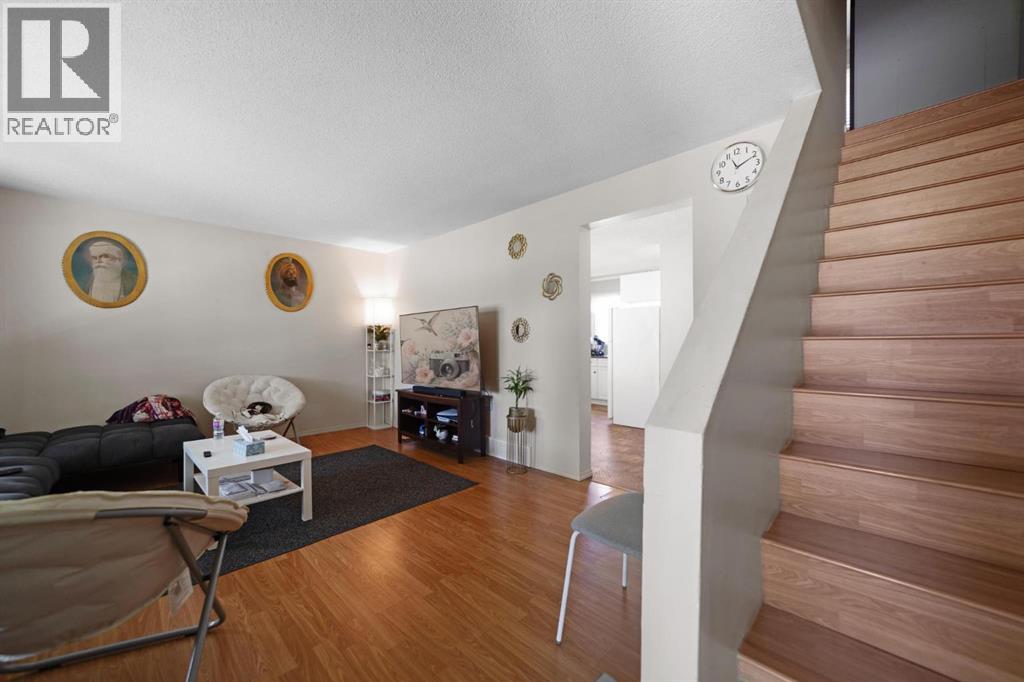 6404b 45 Avenue Property Photo 4