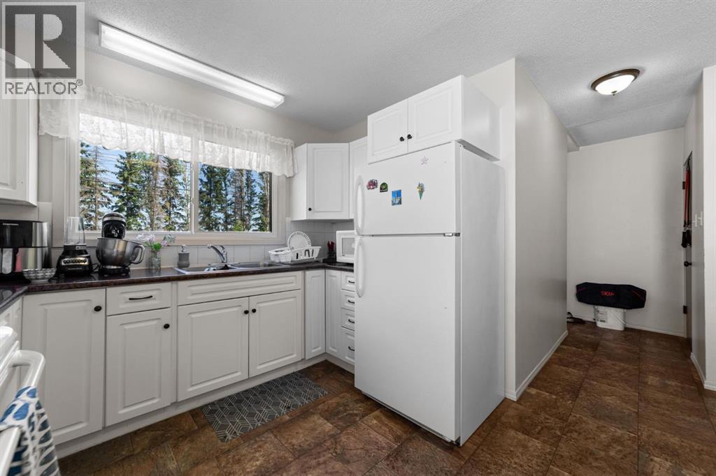 6404b 45 Avenue Property Photo 9