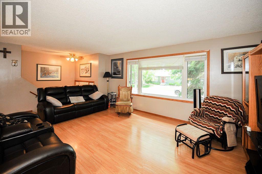 6606 44 Avenue Property Photo 2