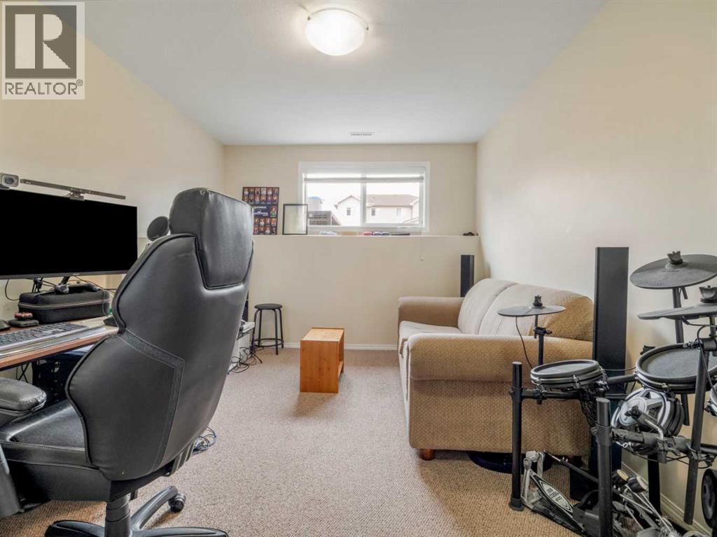 825 Silkstone Close W Property Photo 22