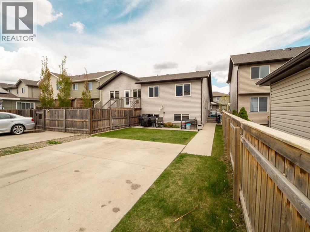 825 Silkstone Close W Property Photo 32