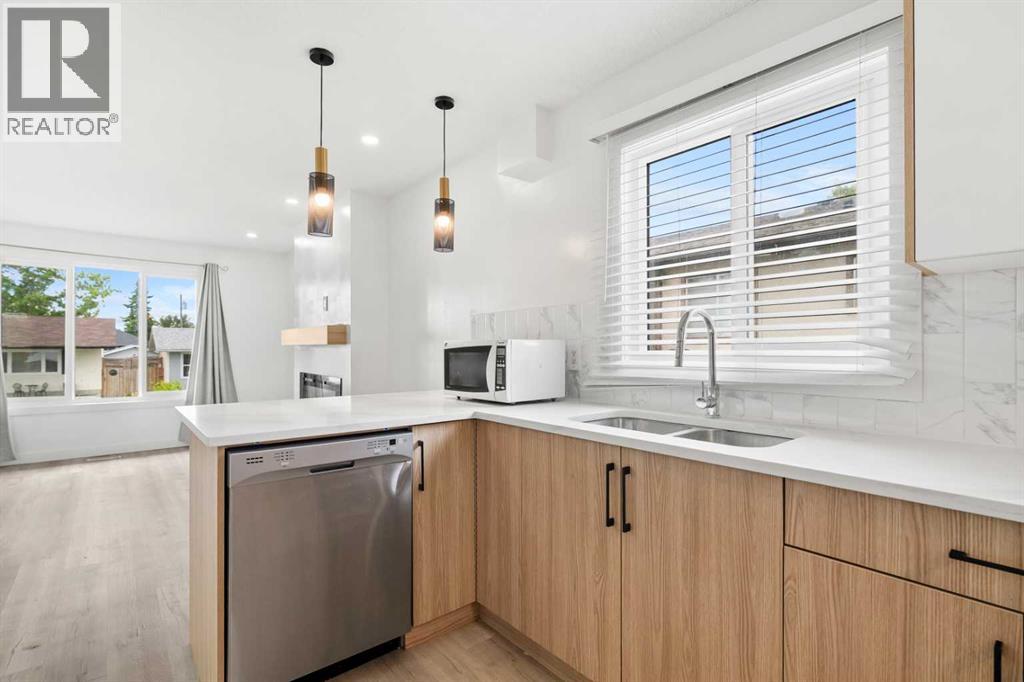 424 Penbrooke Crescent Se Property Photo 7
