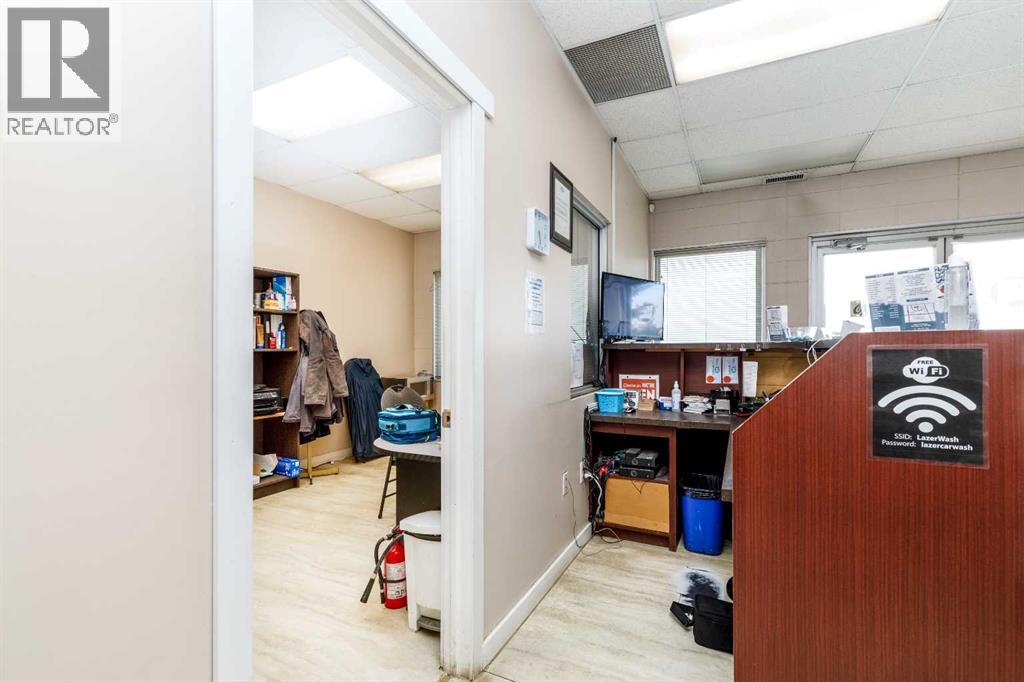 6104 67a Street Property Photo 9