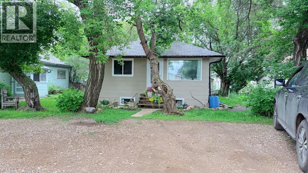 117 2 Street W Property Photo 1