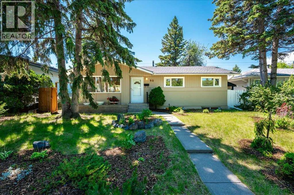90 Armstrong Crescent Se Property Photo 1