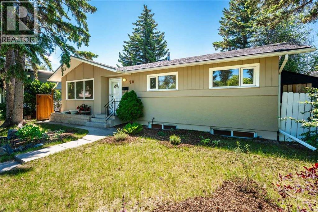 90 Armstrong Crescent Se Property Photo 2