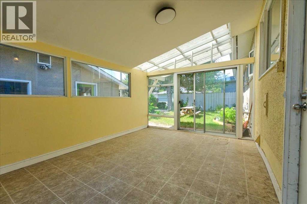 90 Armstrong Crescent Se Property Photo 31