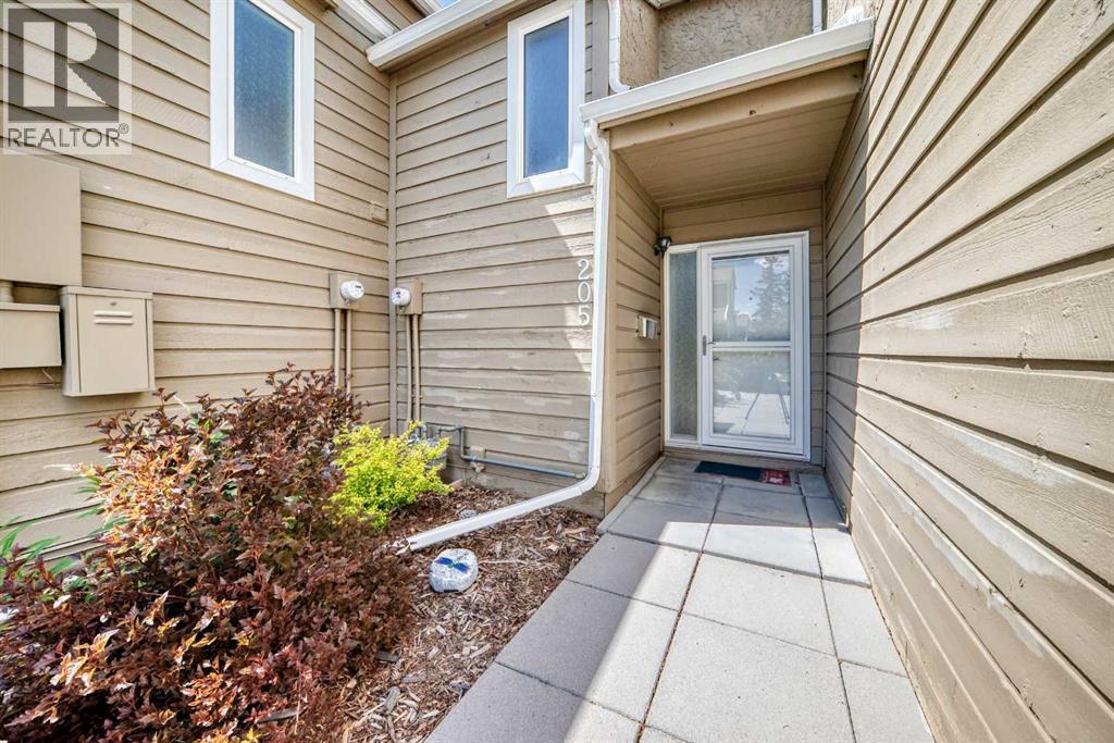 829 Coach Bluff Crescent Southwest