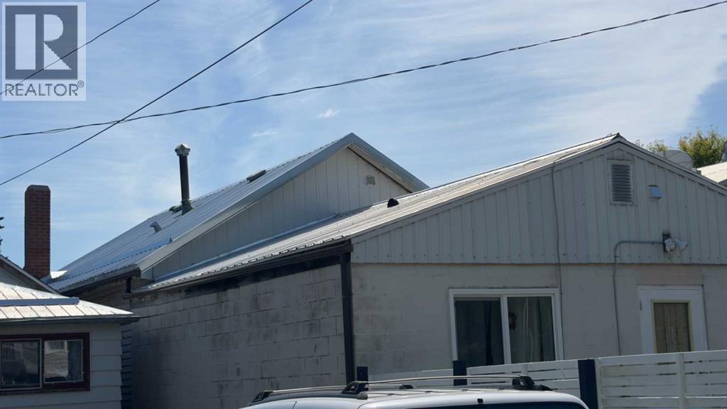 5116 50 Street Property Photo 4