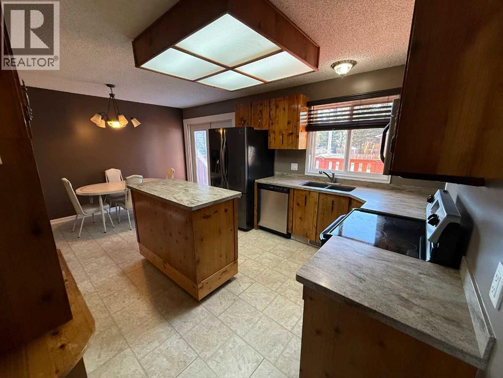 5417 52 Avenue Property Photo 4