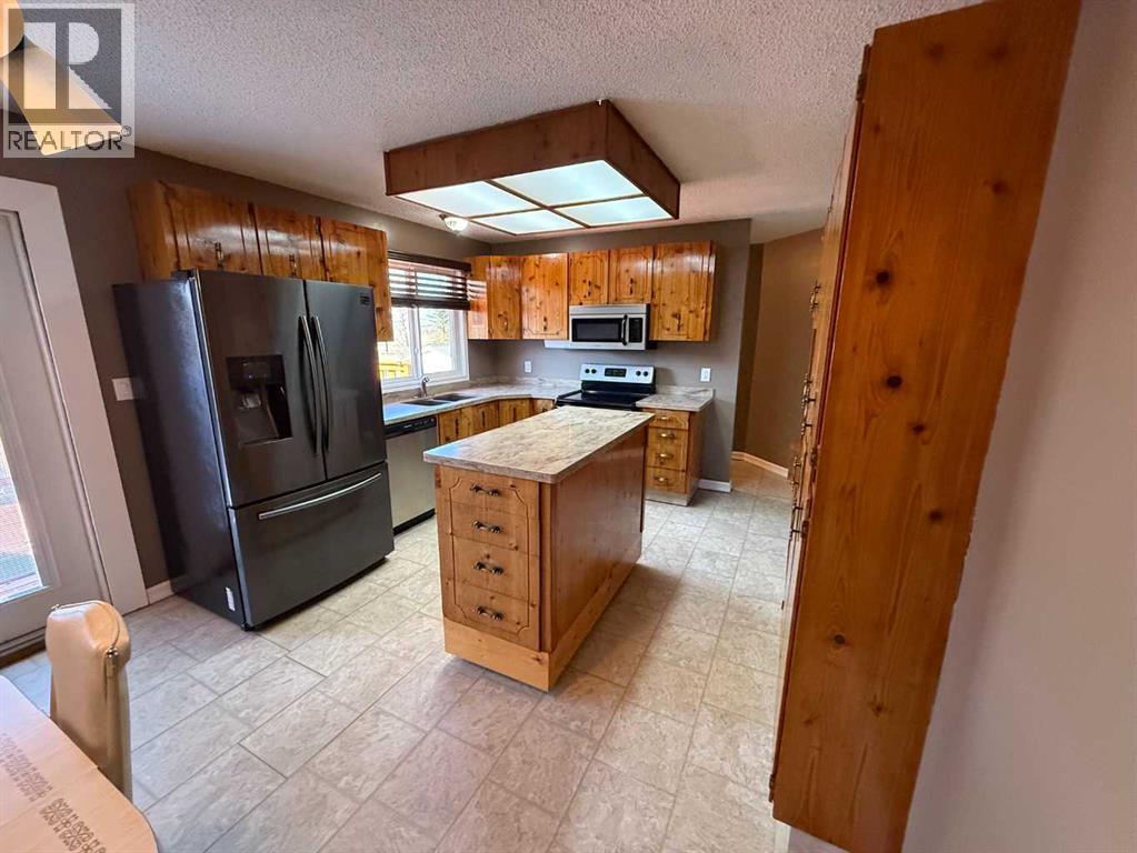 5417 52 Avenue Property Photo 5