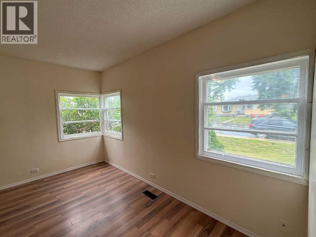 4911 53 Avenue Property Photo 6