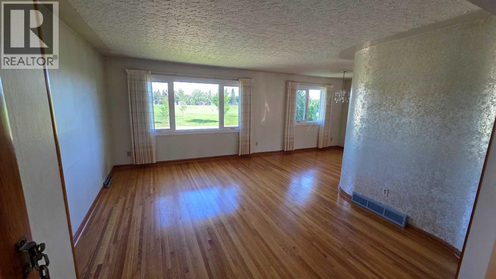 4907 10 Avenue Sw Property Photo 3