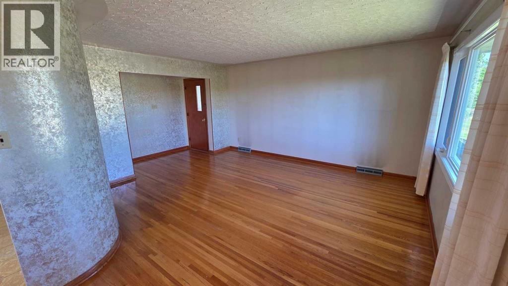 4907 10 Avenue Sw Property Photo 4
