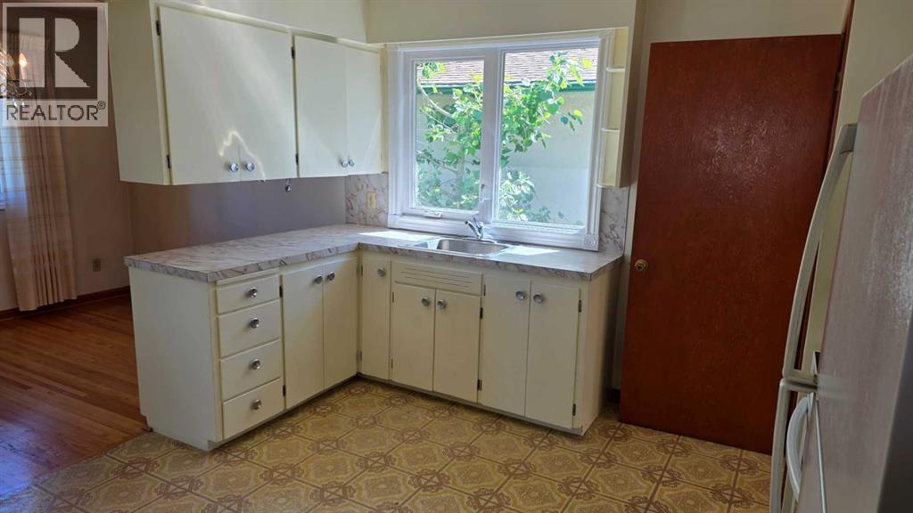 4907 10 Avenue Sw Property Photo 8