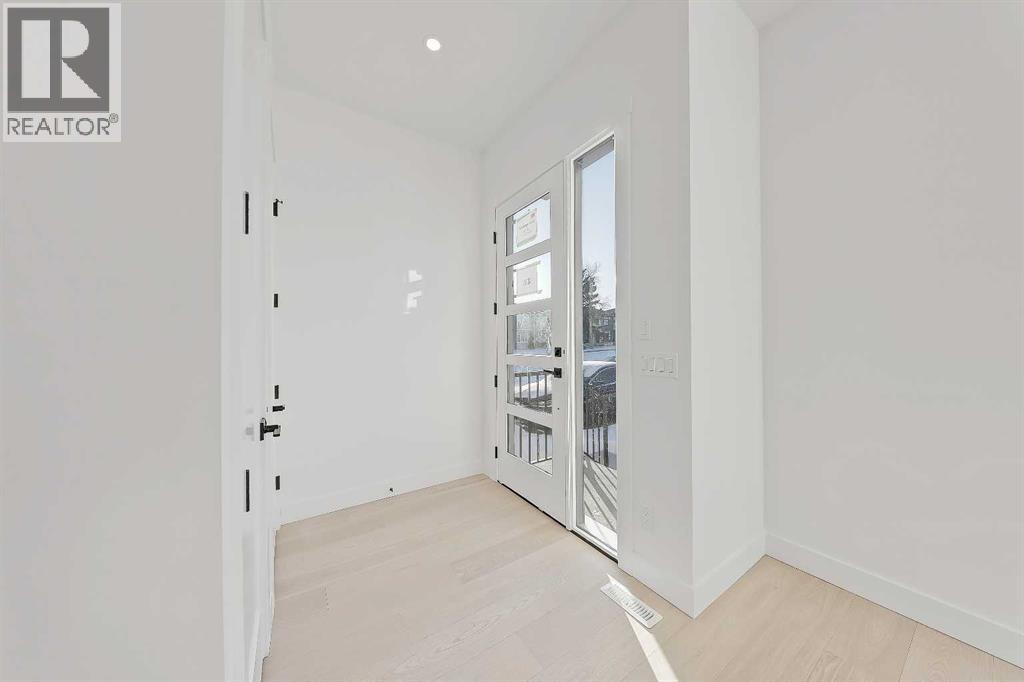 3538 43 Street Sw Property Photo 2
