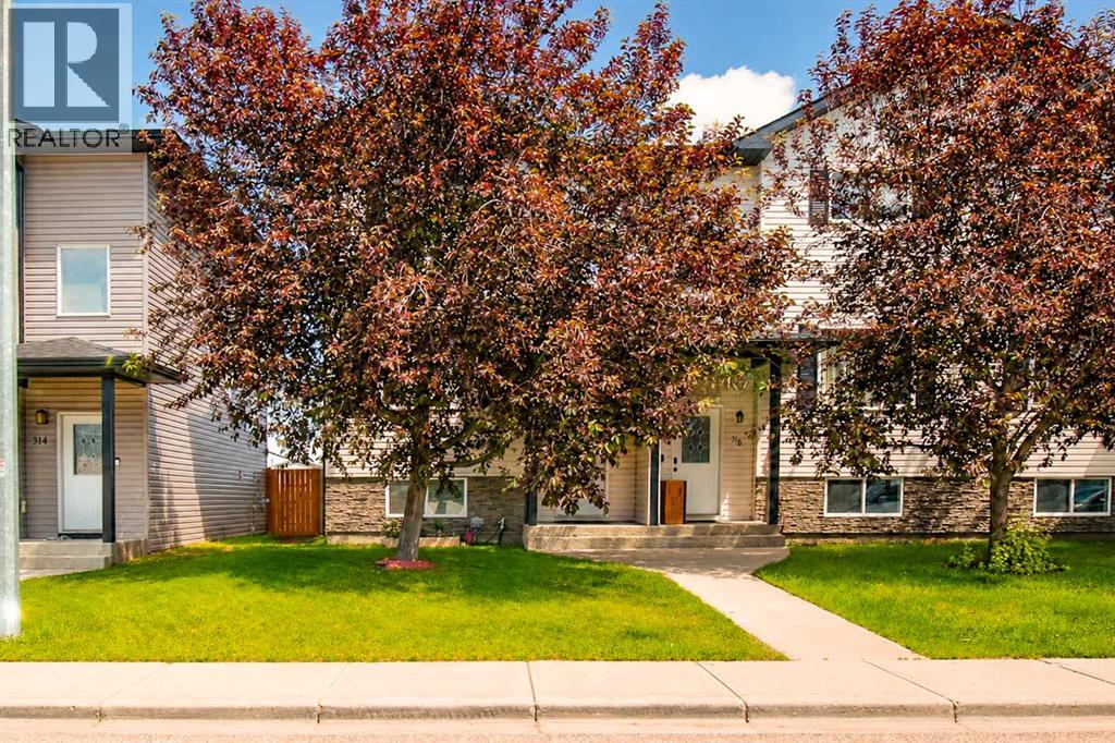 312 17 Street E Property Photo 1