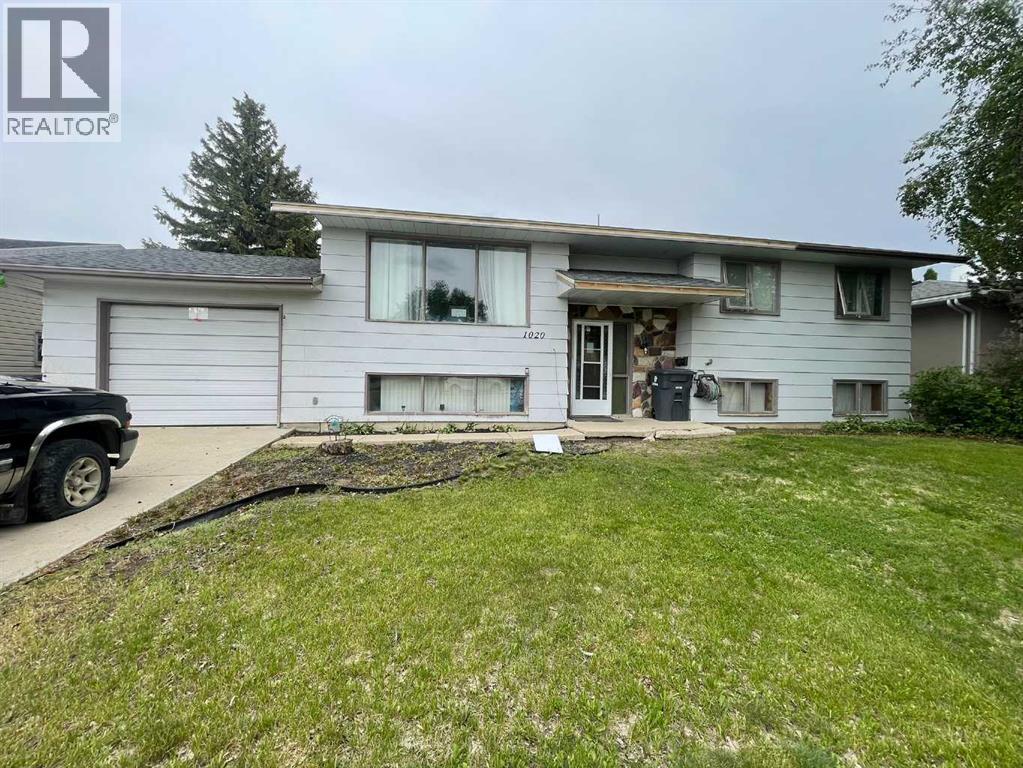 1020 1 Street W Property Photo 1